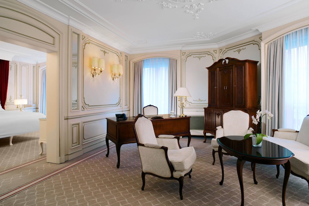 Signature Suite, 1 King Bed thumbnail 5