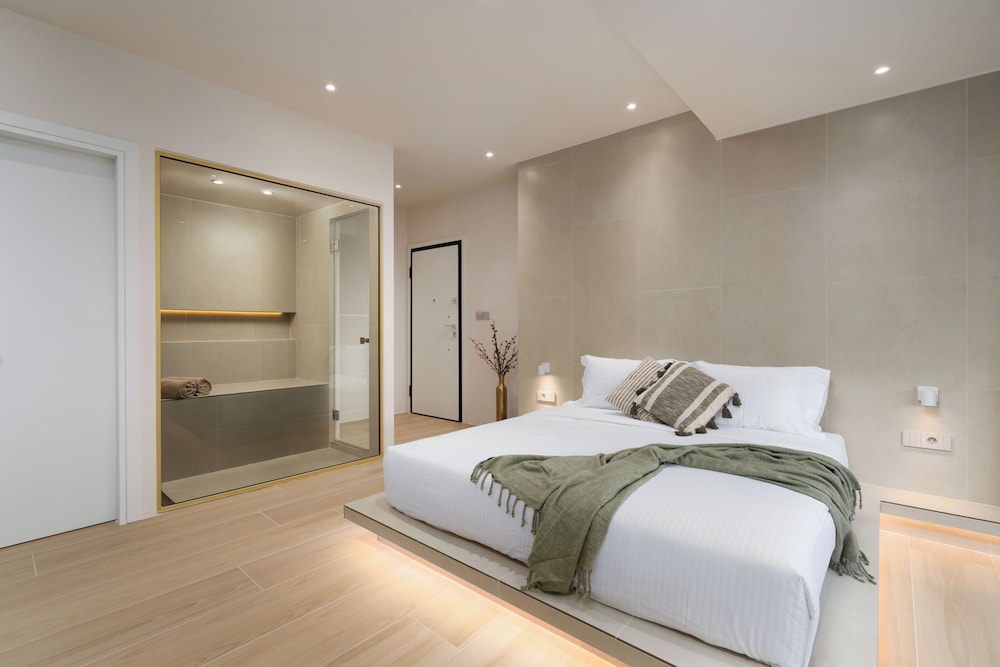 Ground Floor Suite with Private Steam Room and Private Yard
