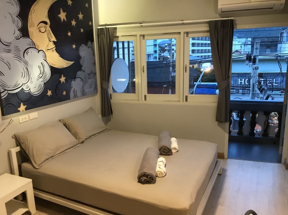 Double or Twin Room, 1 Queen Bed, Non Smoking, Shared Bathroom photo 1