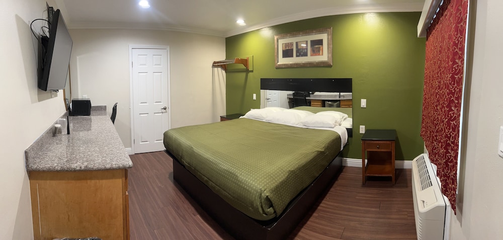 Deluxe Room, 1 King Bed, Smoking photo 3