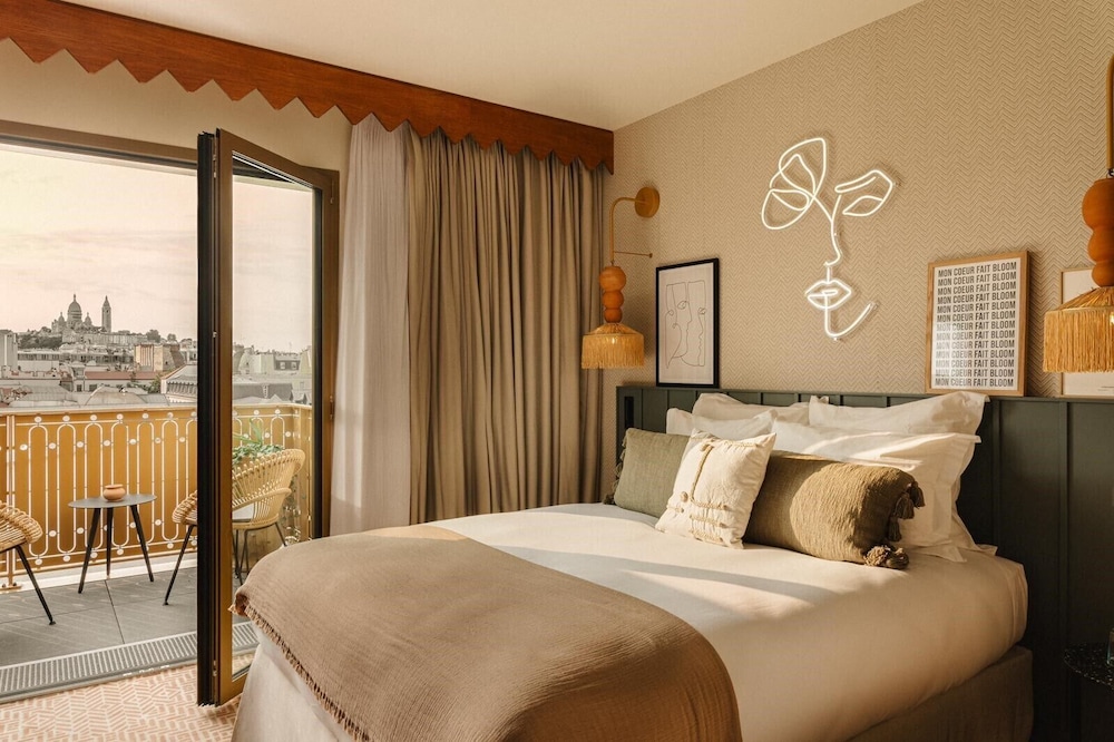 Standard Room, 1 Queen Bed, Balcony (Classic Room with balcony) photo 2