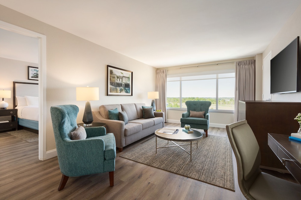 Suite, 1 Bedroom - Photo 2