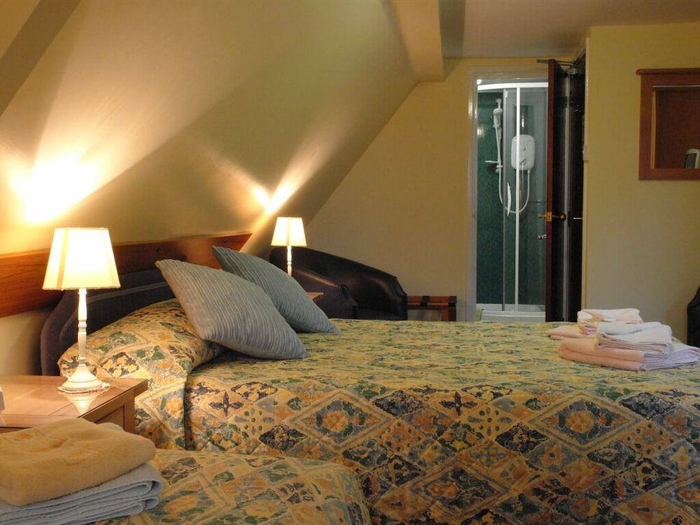 Suite, Ensuite (2 Ad& 1Ch 6 years above)