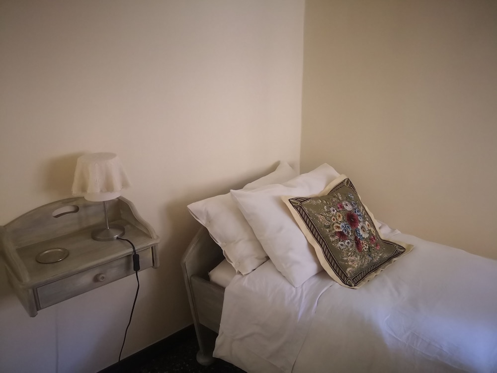 Single Room, Shared Bathroom photo 3
