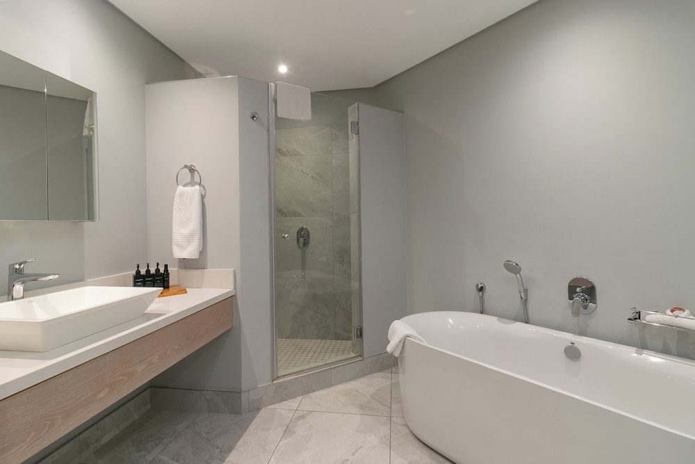 Deluxe Suite - Lake Facing - 5 photo 3