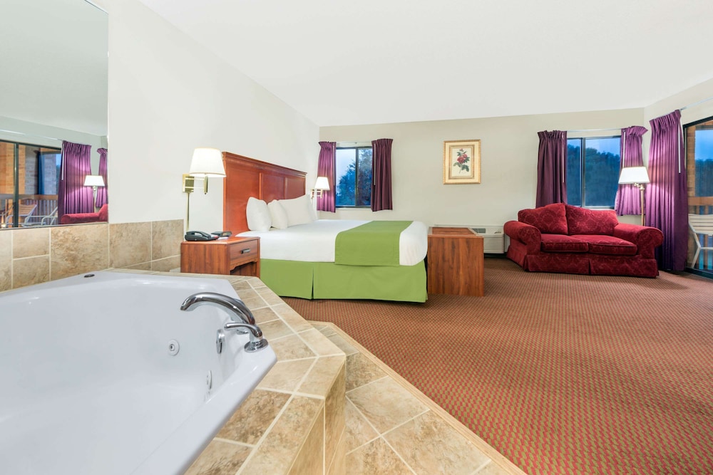 Suite, 1 King Bed, Non Smoking, Jetted Tub - Photo 1