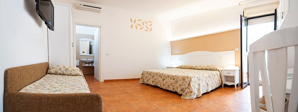 Family Quadruple Room, 1 Queen Bed with Sofa bed, Garden View photo 1