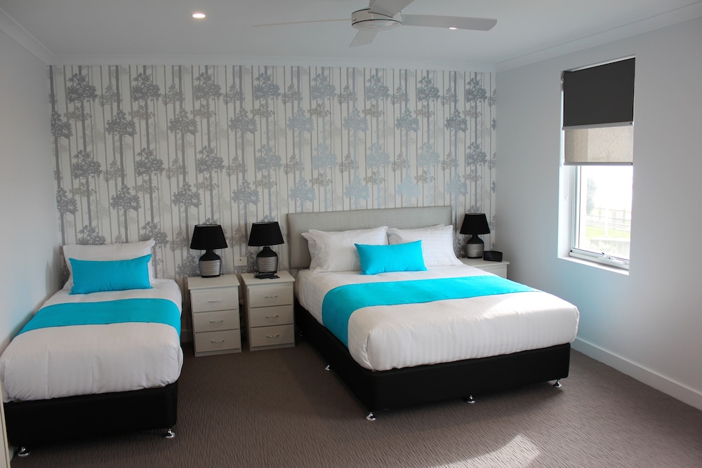 Deluxe Oceanfront Twin with Balcony photo 2