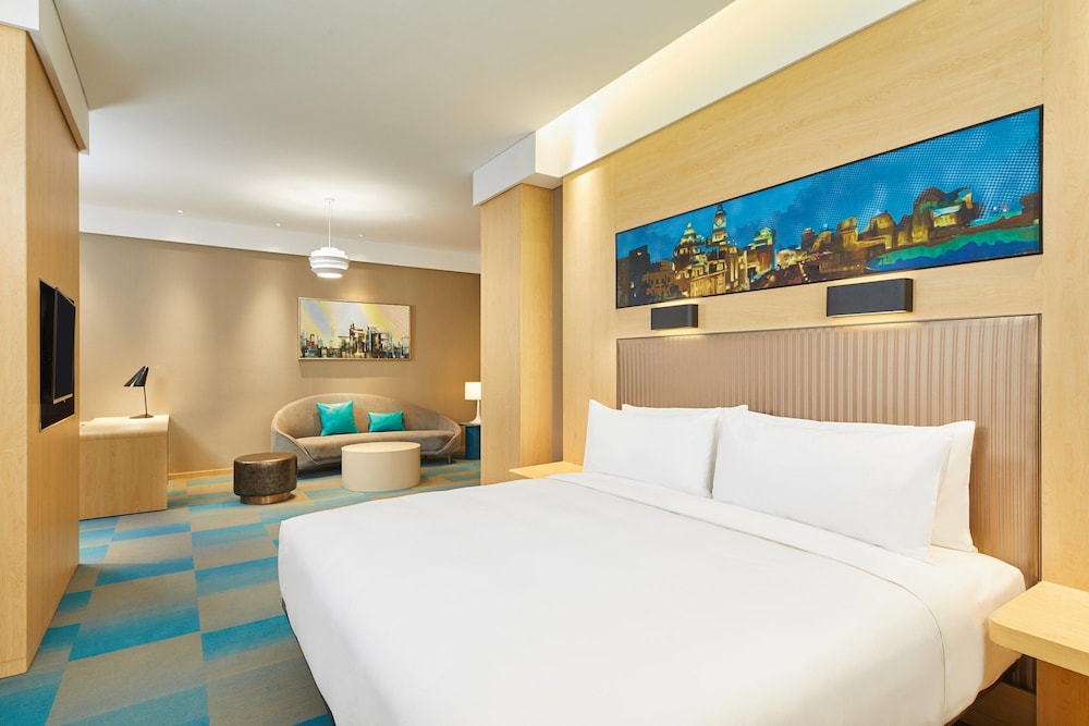 Room, 1 King Bed (Savvy) photo 1