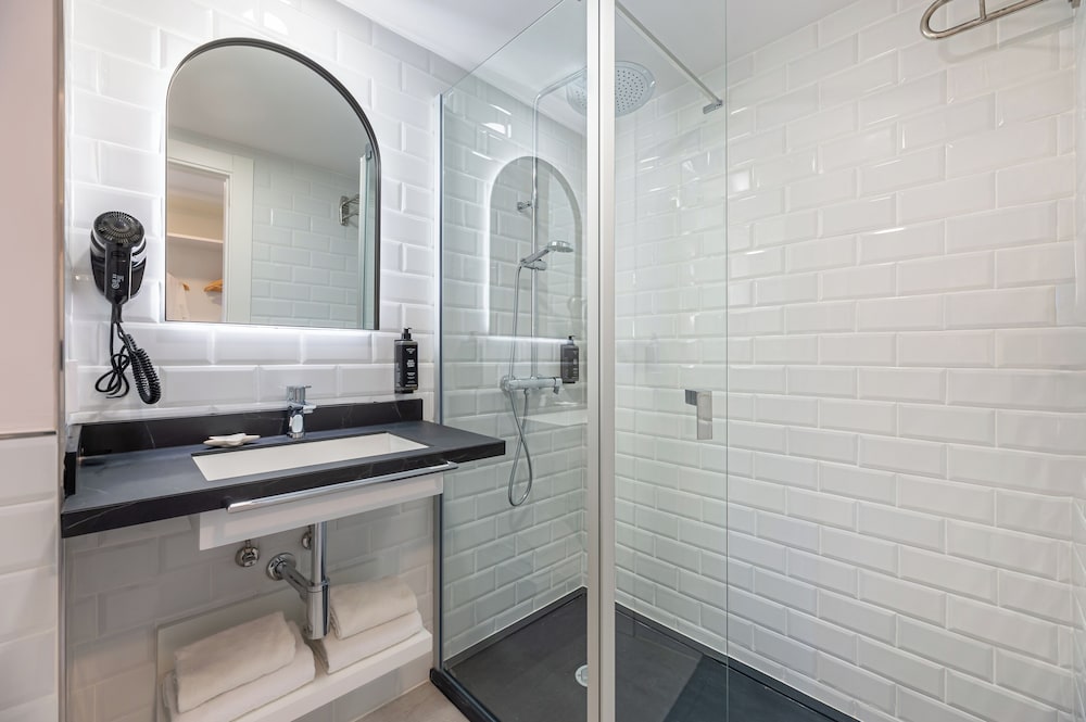 Double Room (3 Adults) - Photo 8