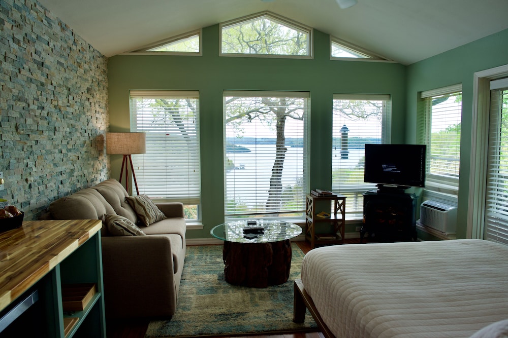 Luxury Studio Suite, 1 Queen Bed, Lake View, Lakeside