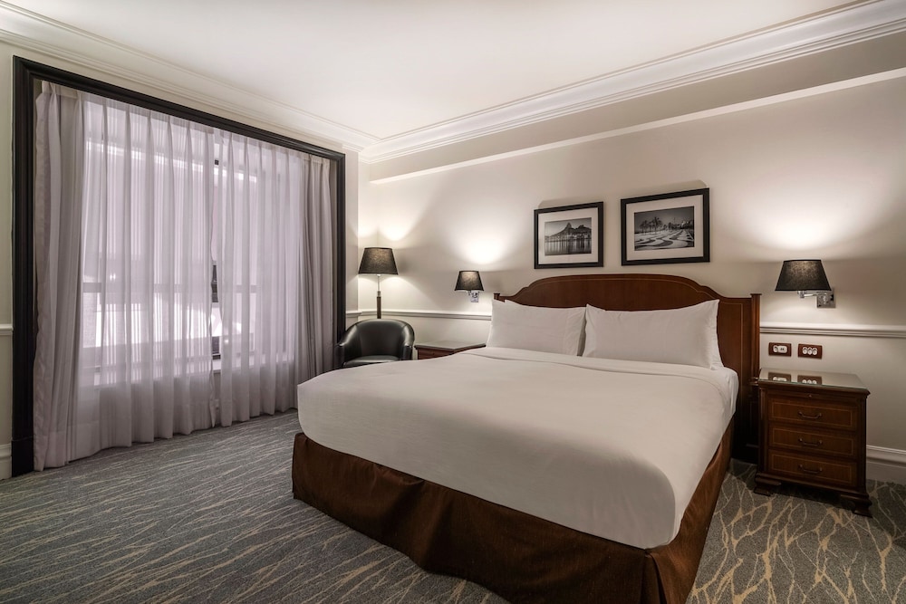 Executive Suite, 1 King Bed with Sofa bed