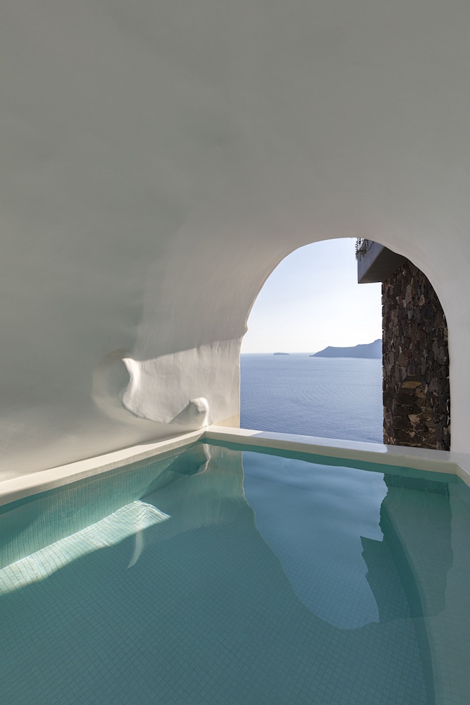 Executive Suite with Cave Pool