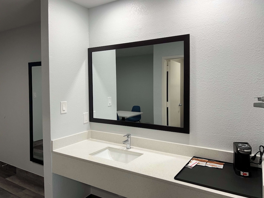 Deluxe Room, 2 Queen Beds, Non Smoking, Refrigerator & Microwave - Photo 8