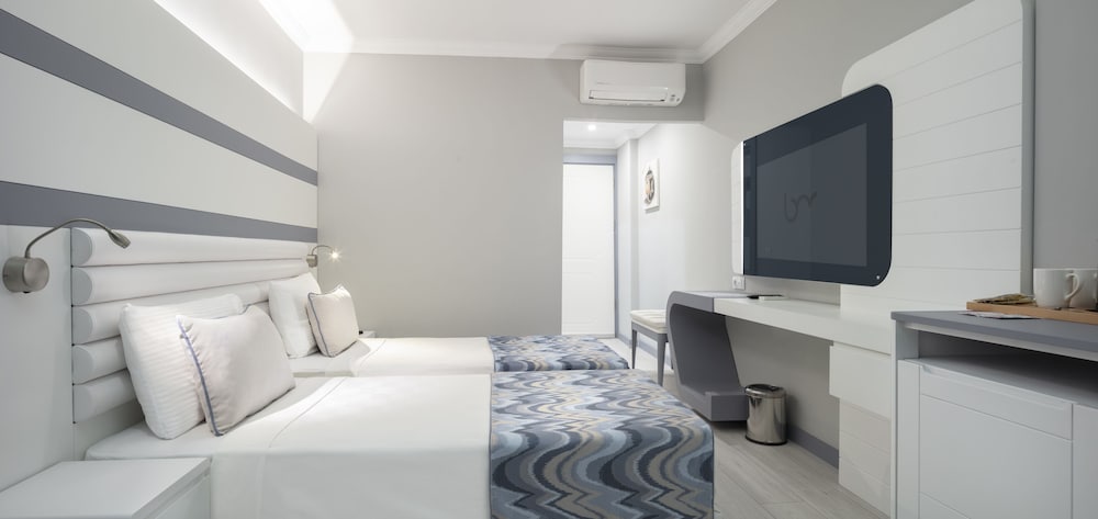 Standard Double or Twin Room, Pool View - Photo 4