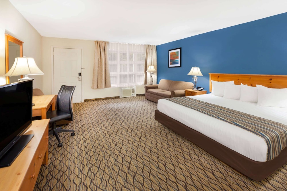 Standard Room, 1 King Bed, Courtyard View photo 1