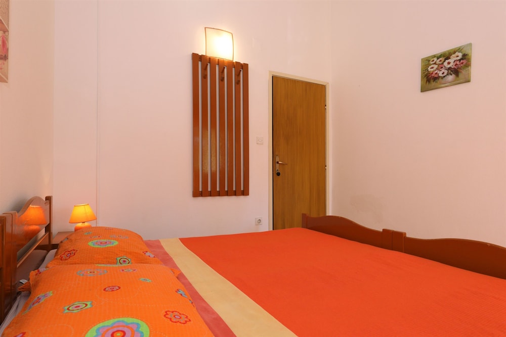 Room (S1) - Photo 2