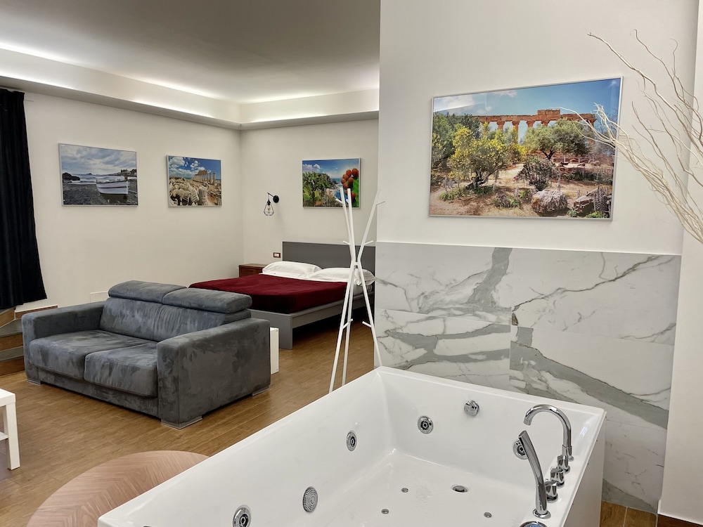Panoramic Studio Suite, Jetted Tub, Sea View
