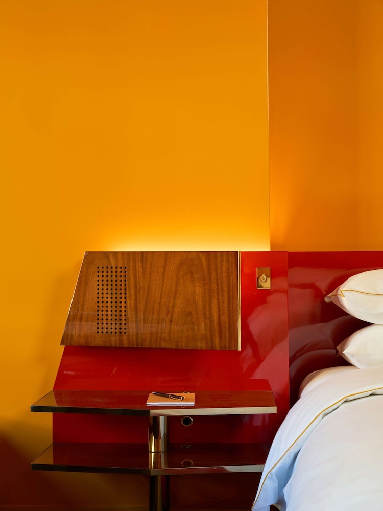 Room, 1 King Bed, Corner photo 2