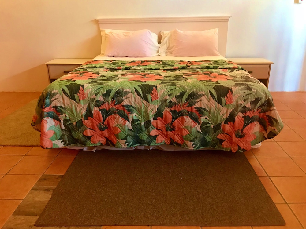 Deluxe Room, 1 Queen Bed, Partial Ocean View