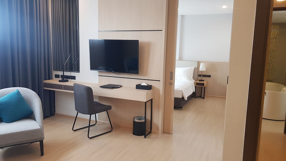 Suite, 1 King Bed, Non Smoking (Living Room) photo 2