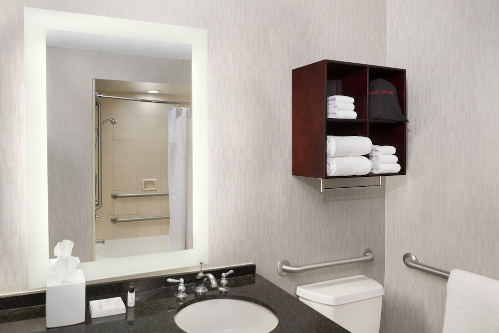 Room, 2 Queen Beds, Accessible Bathtub (Mobility) - Photo 9