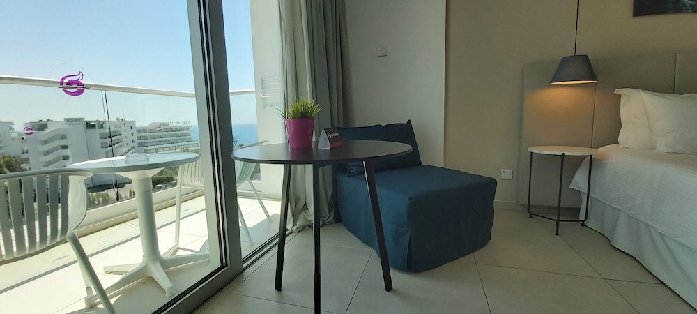 Superior Double Room, Partial Sea View - Photo 4