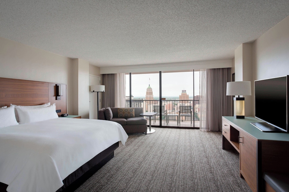 Room, 1 King Bed, Balcony (Hearing Accessible) - Photo 3