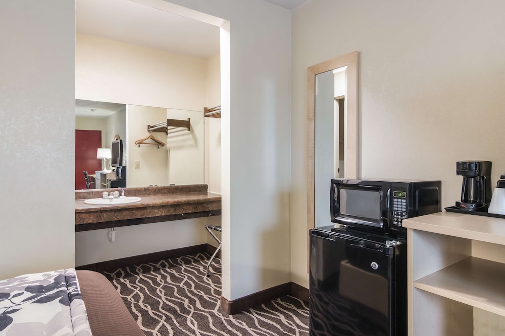 Room, 2 Double Beds, Non Smoking - Photo 4