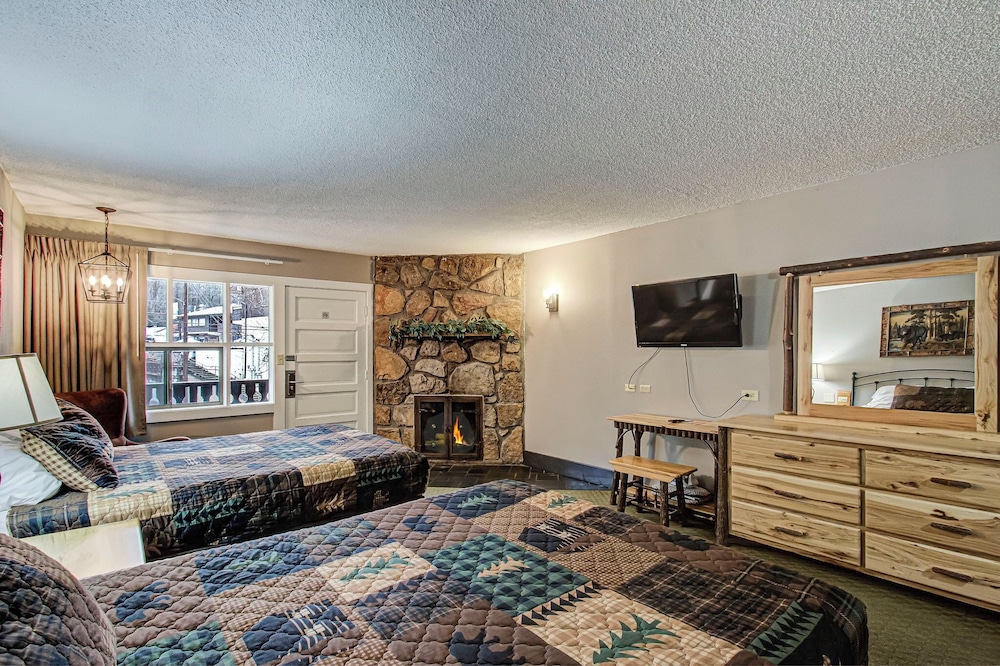 Riverside Deluxe 2-Queen Beds with Fireplace - Photo 1
