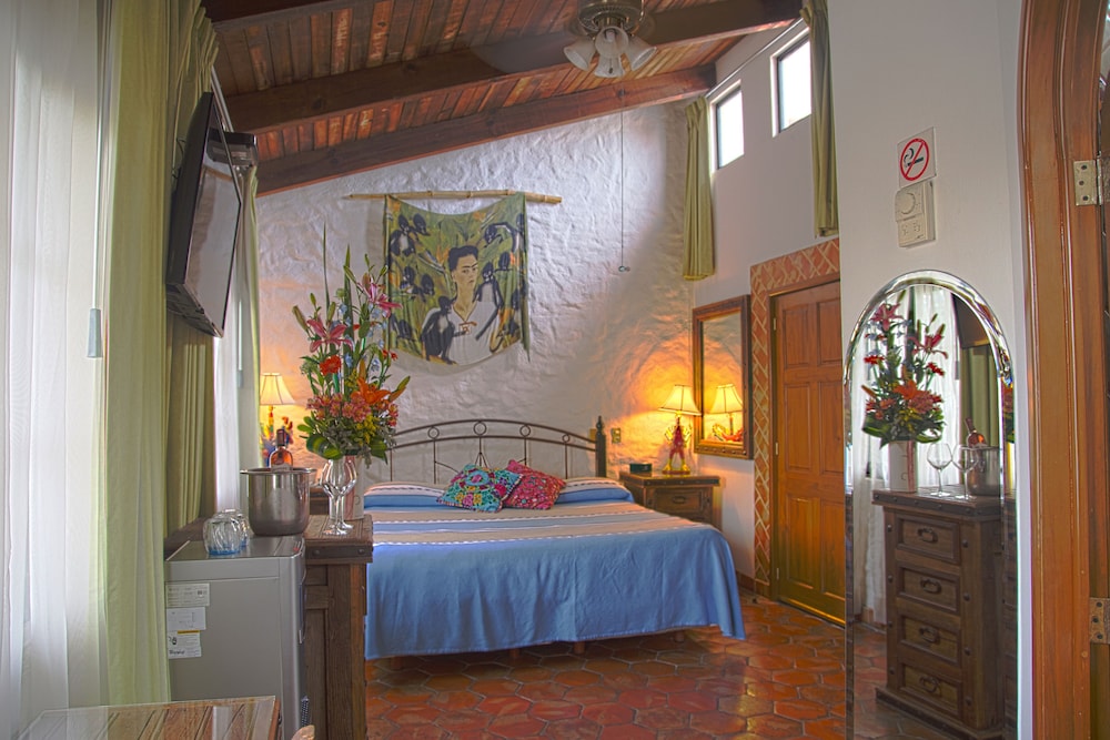 Deluxe Room, 1 King Bed, Non Smoking, Bathtub (Deluxe King)
