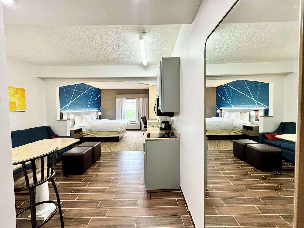 Suite, 1 Queen Bed with Sofa bed, Accessible, Kitchen (Non Smoking) - Photo 5