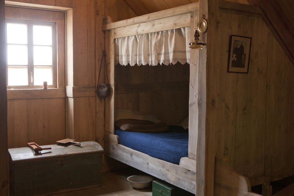 Traditional Shared Dormitory, Mountain View