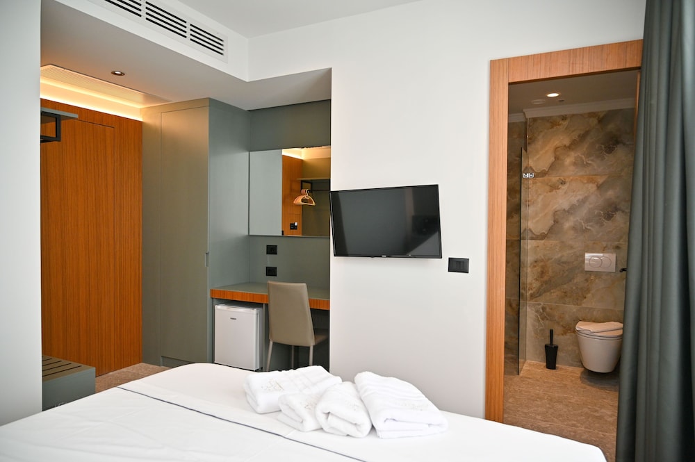 Economy Double Room, Partial Sea View photo 3