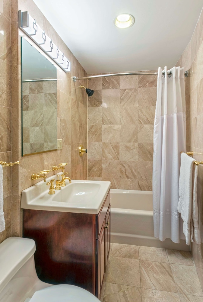 Standard Room, 1 Queen Bed, Non Smoking, Refrigerator - Photo 10