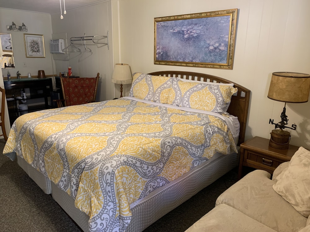 Deluxe Room, 1 King Bed, Refrigerator & Microwave, Garden Area