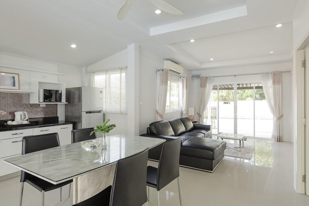 Villa, 3 Bedrooms, Poolside photo 3