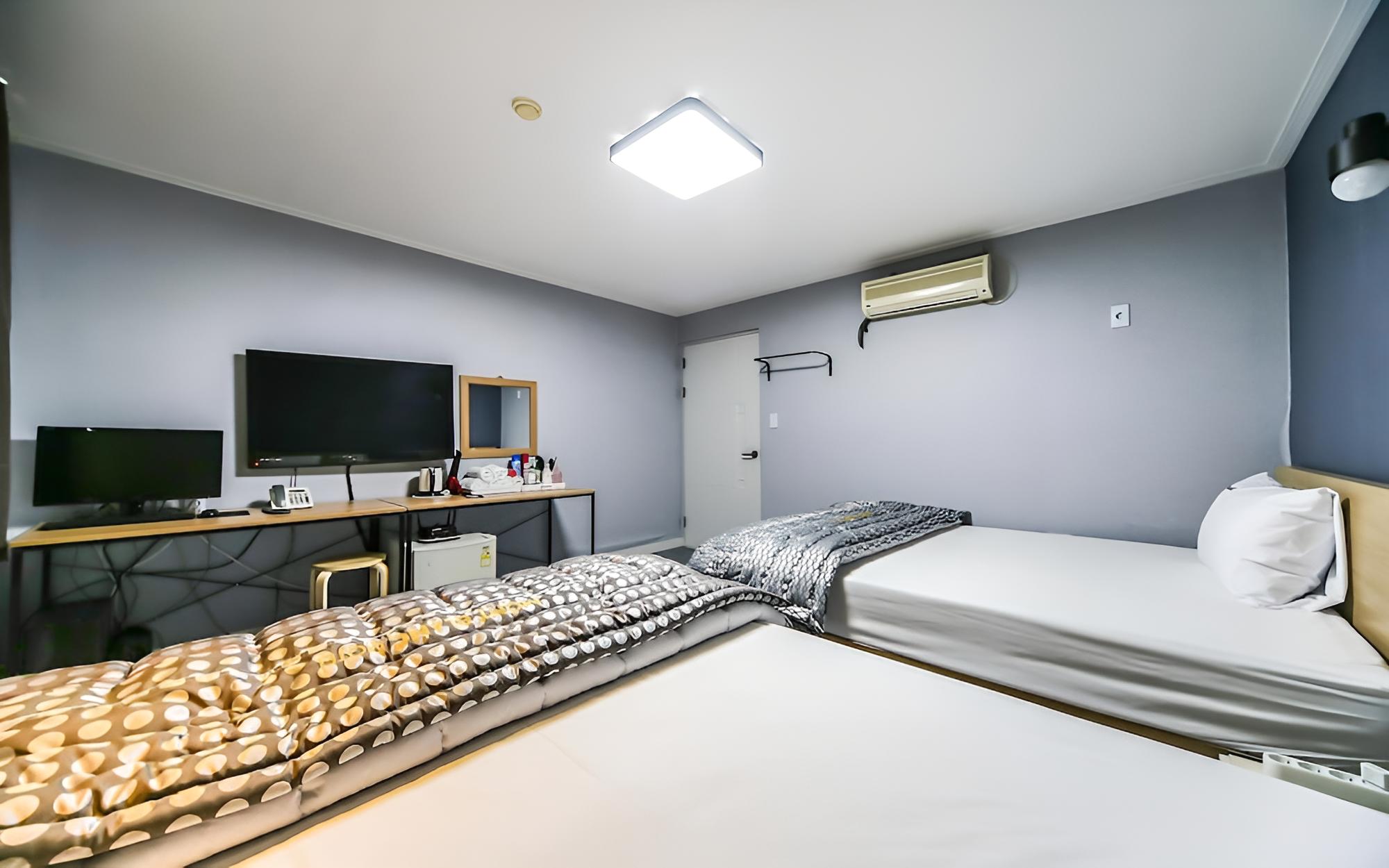 Room (Twin) photo 1