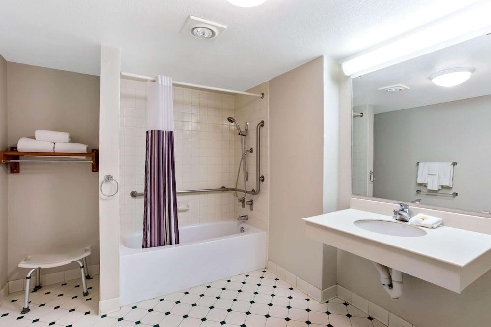 Room, 1 King Bed, Accessible, Non Smoking (Mobility Accessible) - Photo 4