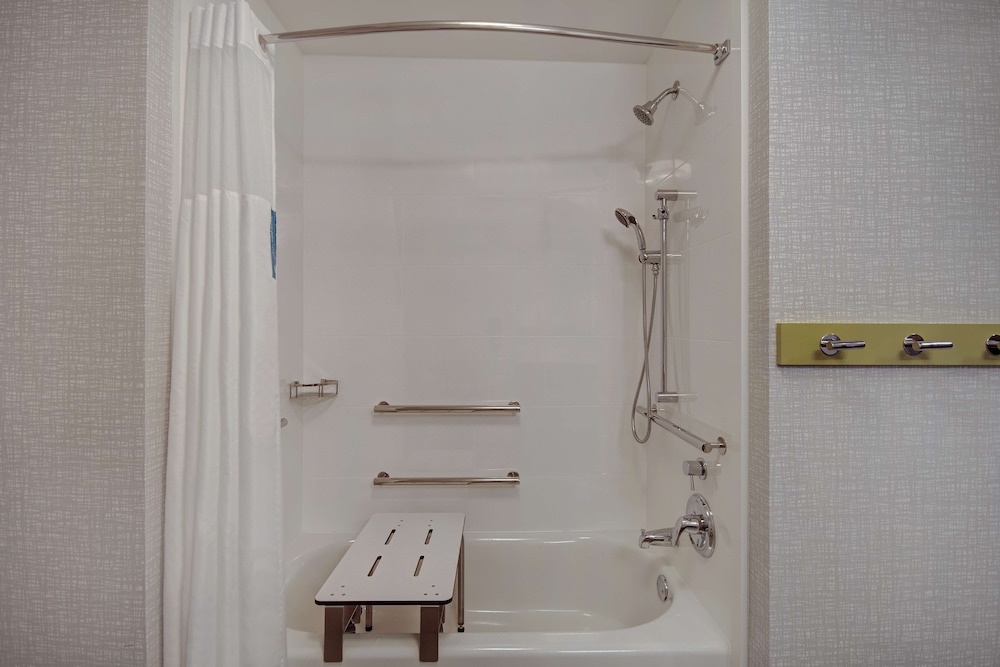 Standard Room, 1 King Bed, Accessible, Bathtub (Mobility & Hearing) - Photo 7