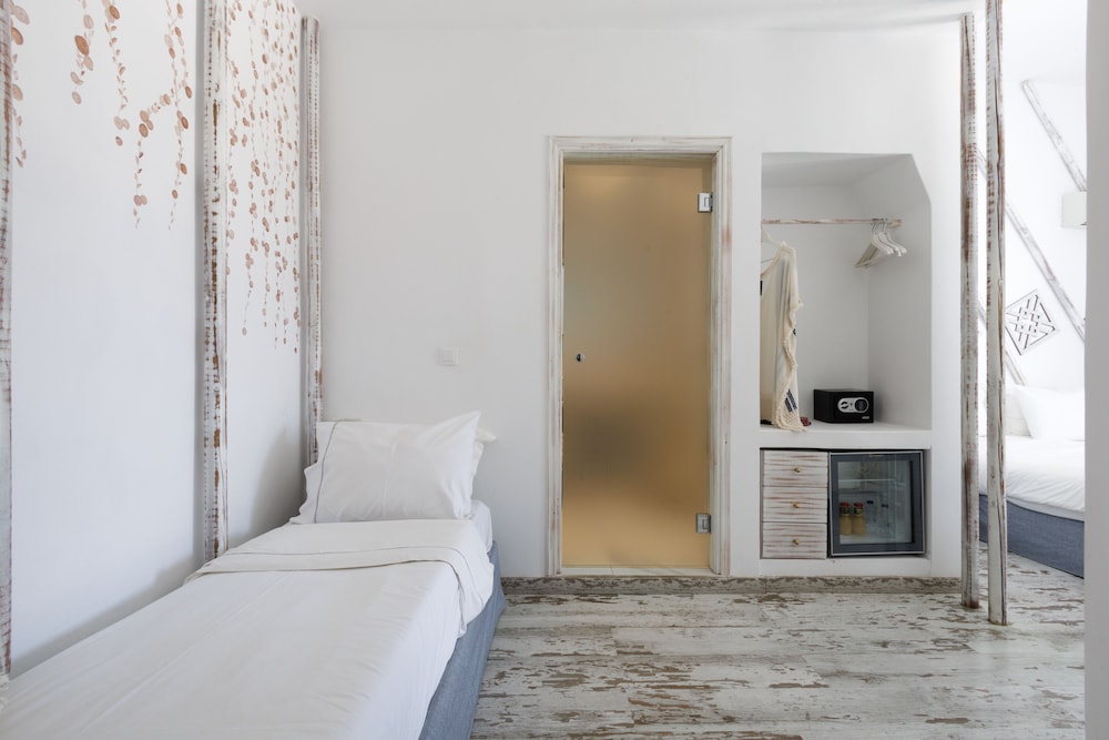 Deluxe Triple  Room with Balcony photo 2