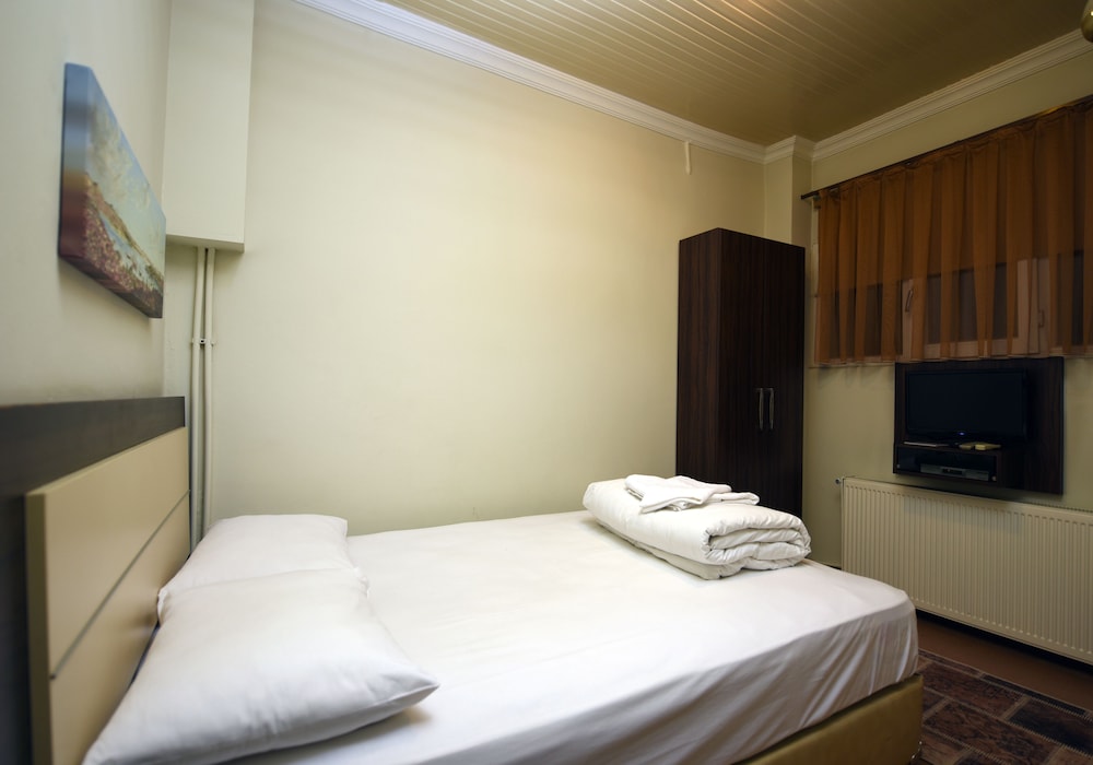 Basic Triple Room photo 2