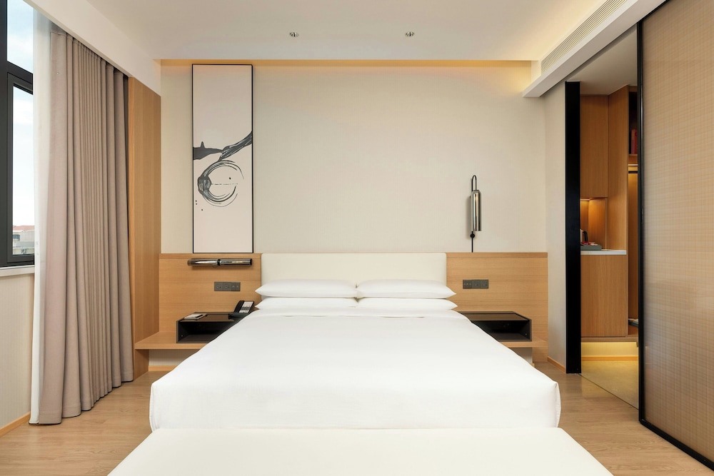 Premier Suite, 1 King Bed, City View