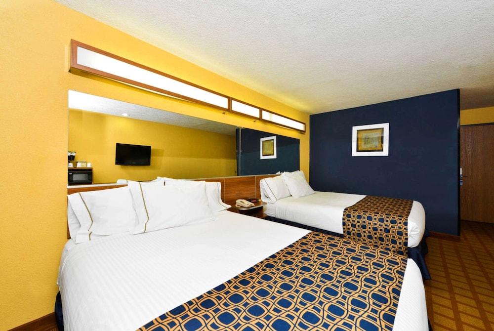 Room, 2 Queen Beds, Accessible, Non Smoking (Roll-In Shower)