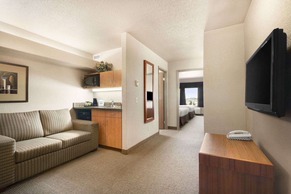 Suite, 1 King Bed - Photo 1