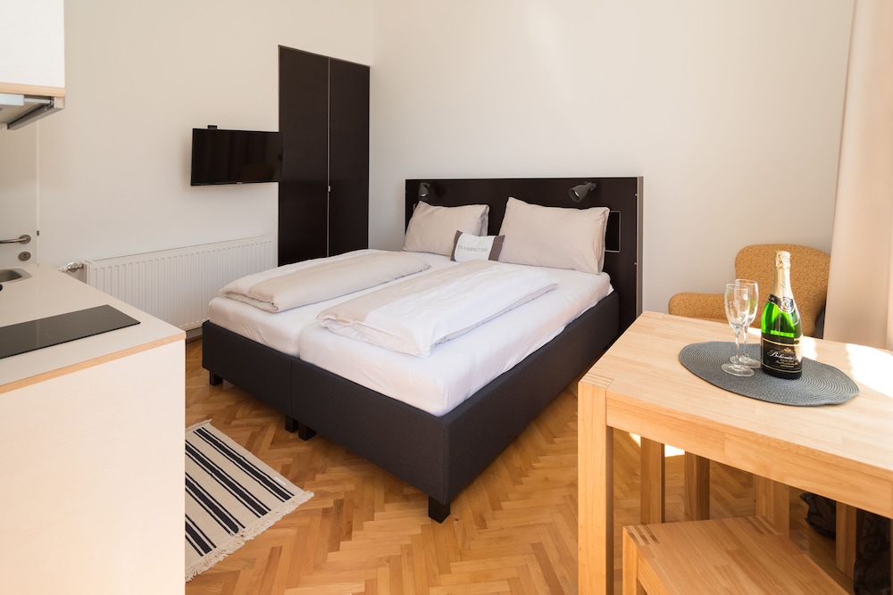 Panoramic Apartment, 1 Queen Bed, Balcony, Lakeside