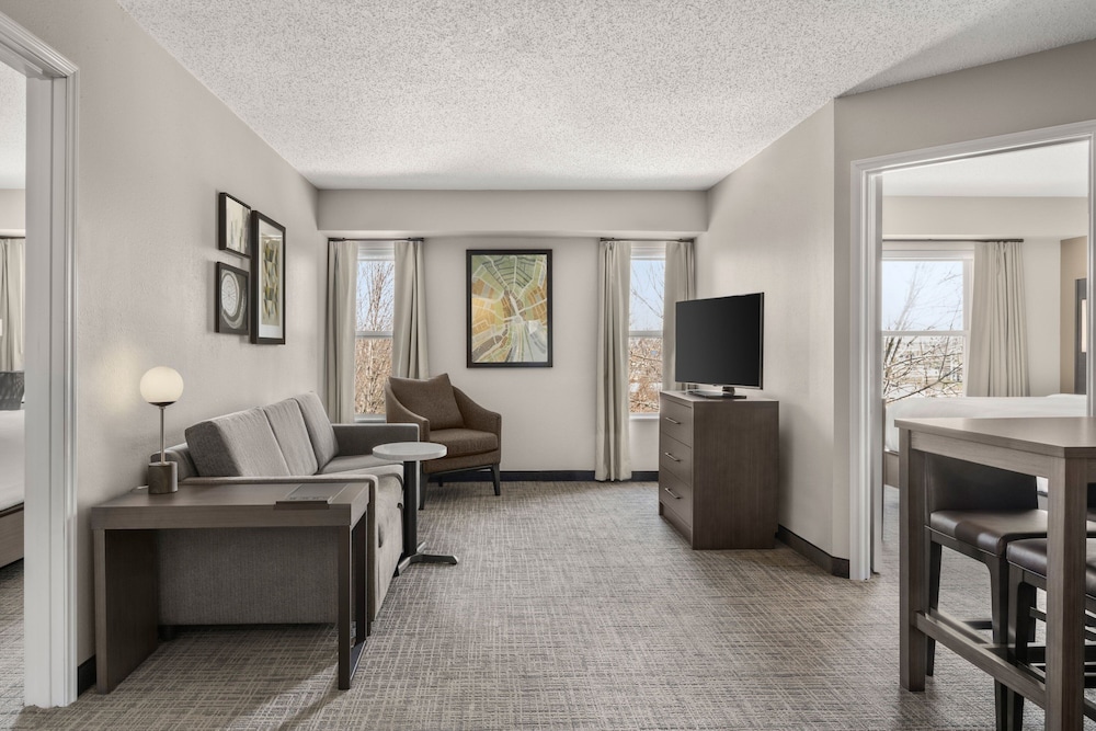 Suite, 2 Bedrooms (Mobility/Hearing Access, Roll-In Shwr) photo 1