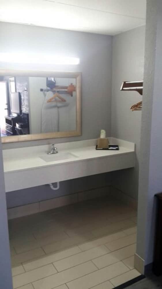 Standard Room, 2 Queen Beds, No Housekeeping photo 3