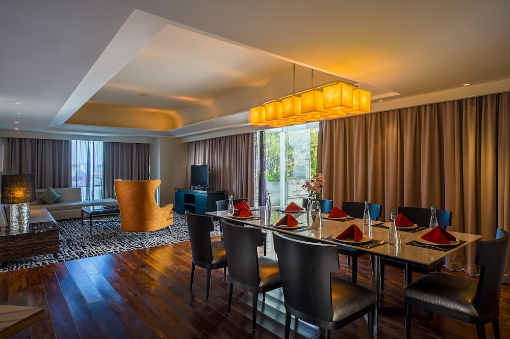CEO Suite - Photo 8
