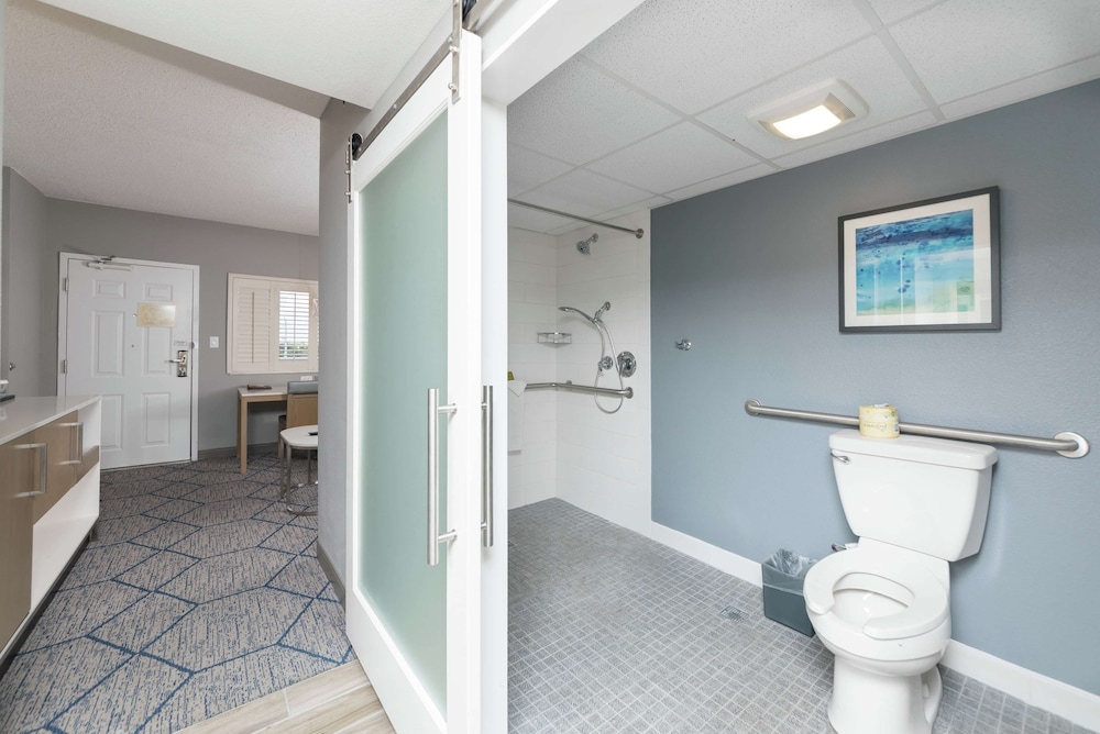 Room, 1 King Bed, Oceanfront photo 3